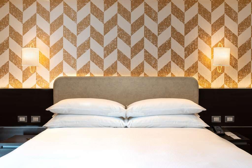 ホテル Doubletree By Hilton Milan Malpensa ソルビアーテ・オローナ エクステリア 写真